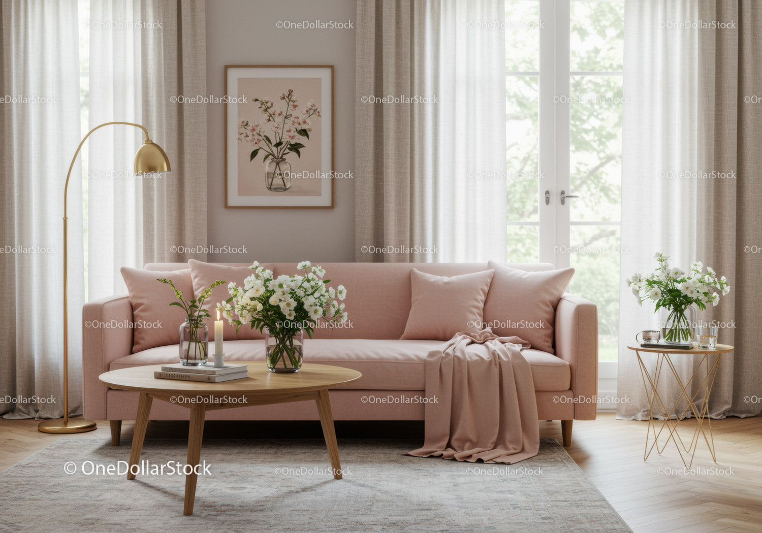 Przytulna różowa sofa w jasnym, eleganckim wnętrzu salonu