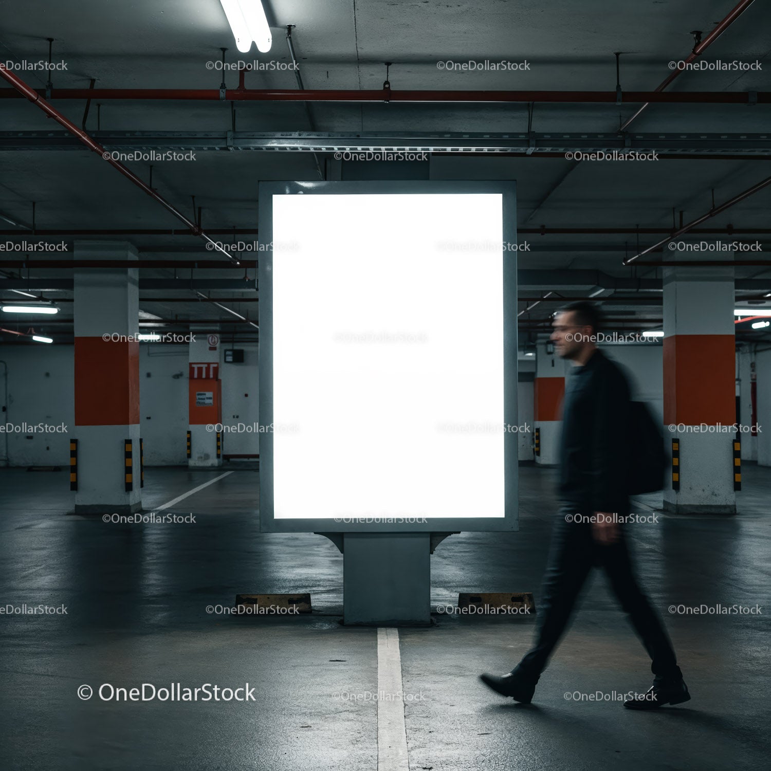 Mężczyzna przechodzący obok podświetlanej tablicy reklamowej w garażu