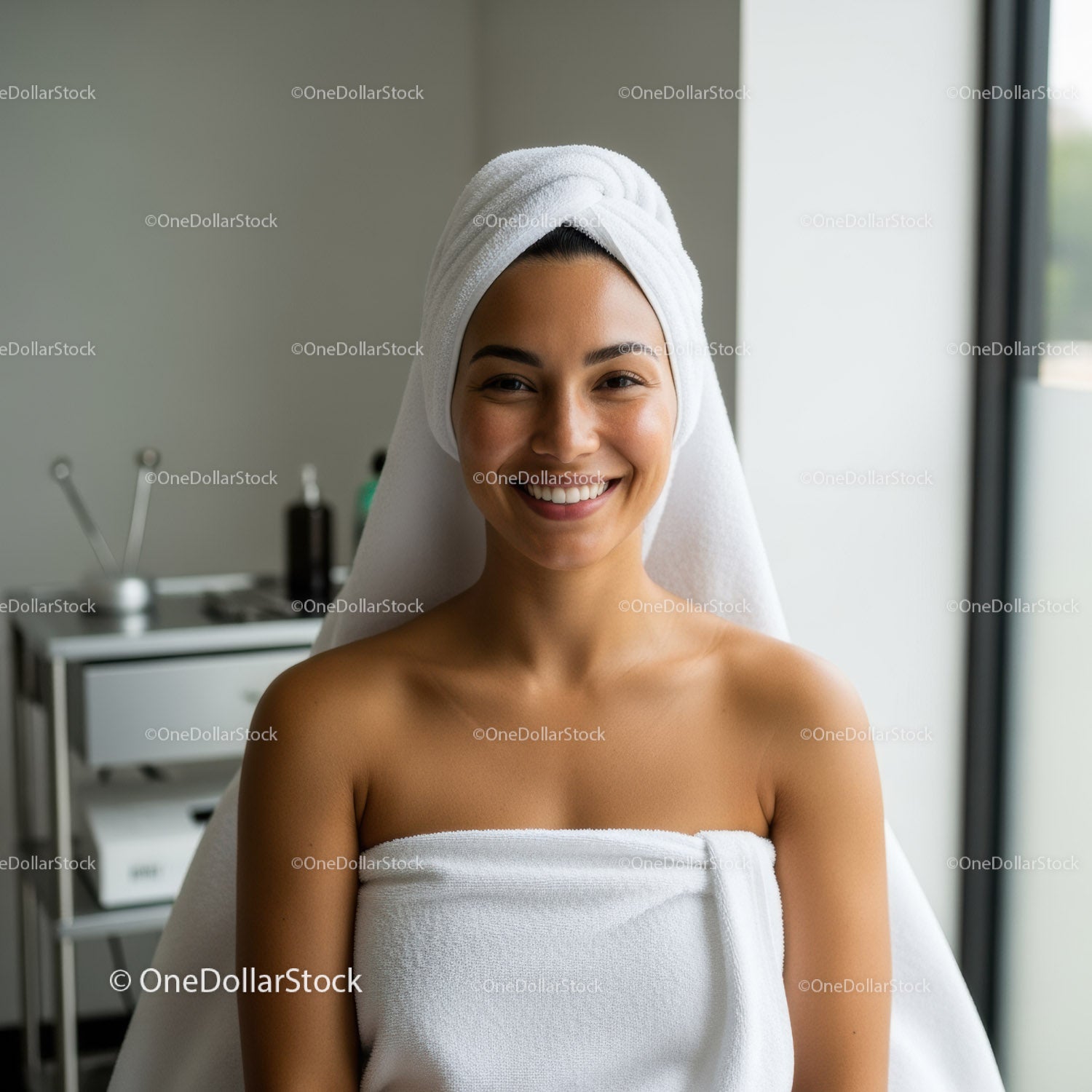 Szczęśliwa kobieta ze świeżą skórą w spa, relaksująca się w ręczniku