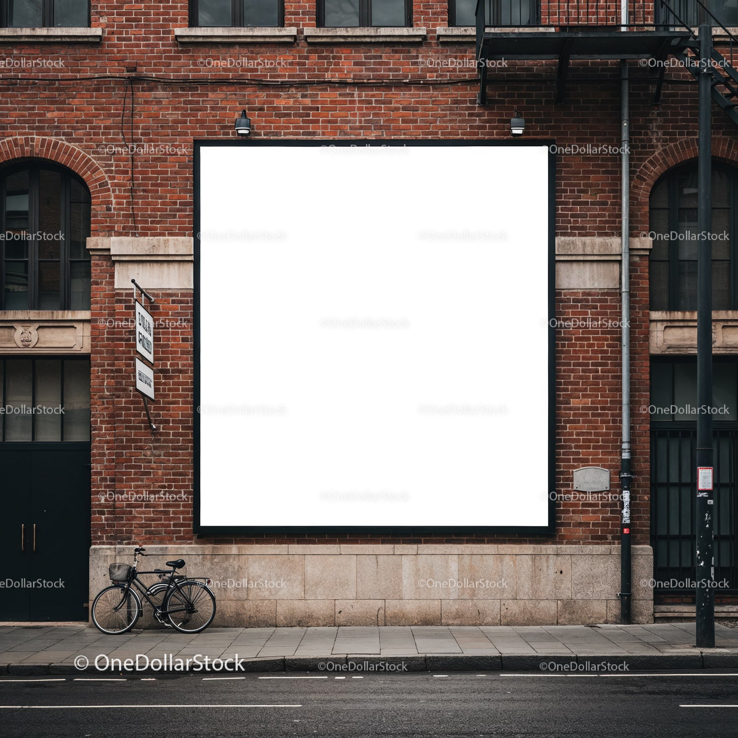 Pusty kwadratowy billboard na miejskiej ścianie z cegły vintage