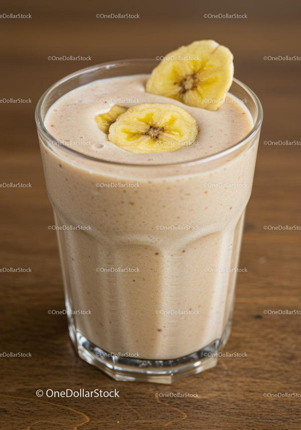 Kremowy smoothie bananowy z suszonymi plasterkami banana na wierzchu
