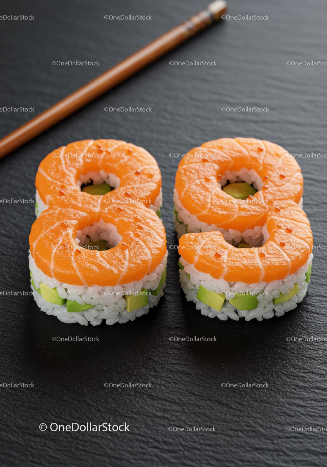 Rolki sushi z łososiem i awokado w kształcie cyfry osiem