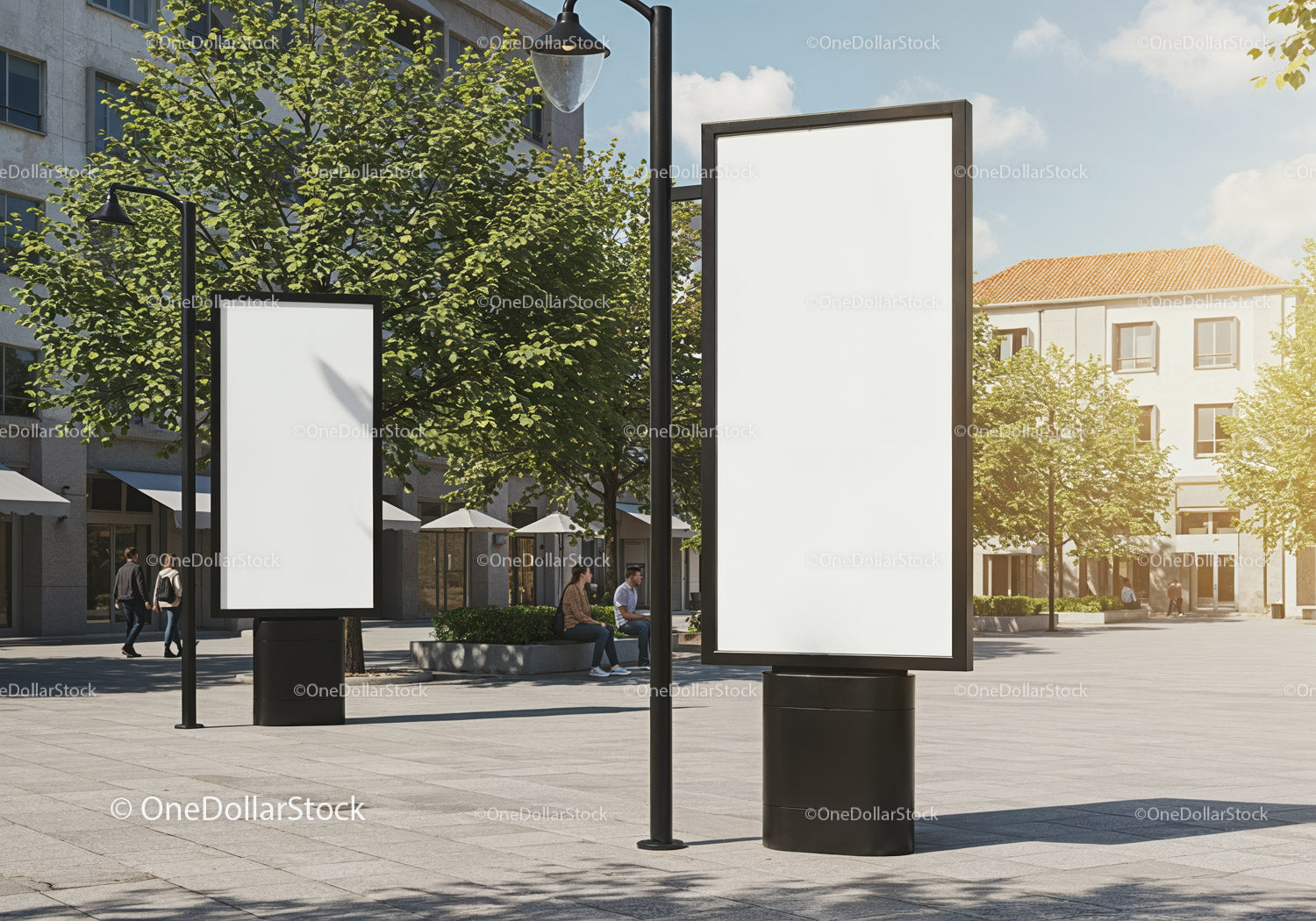 Nowoczesny plac miejski z pustymi billboardami reklamowymi