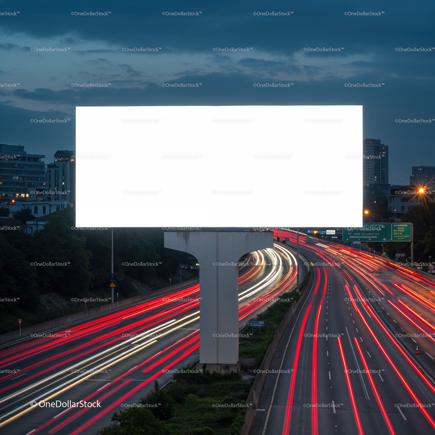 Pusty billboard nad ruchliwą autostradą miejską o zmierzchu