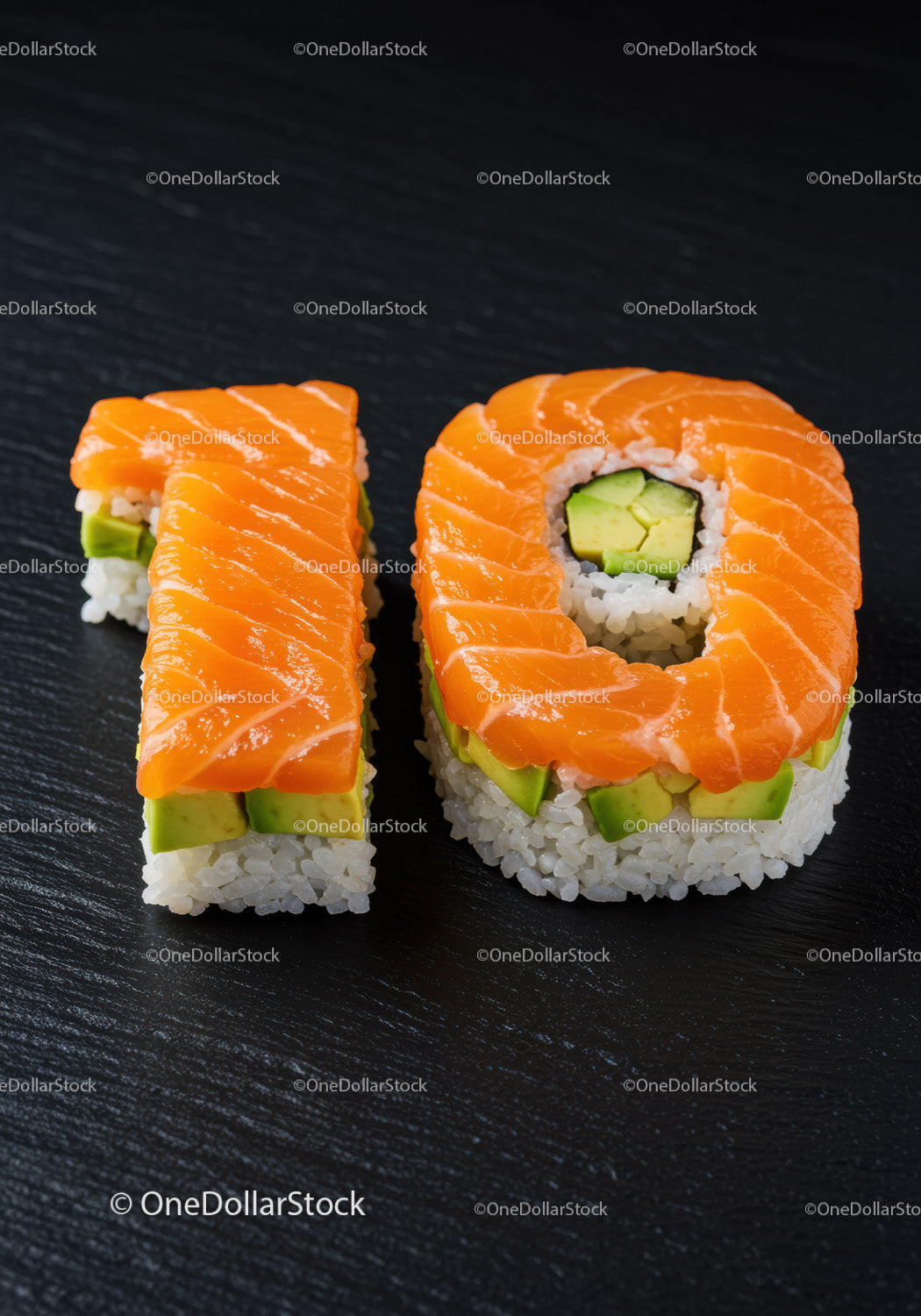 Świeże rolki sushi w kształcie cyfry dziesięć na czarnym łupku