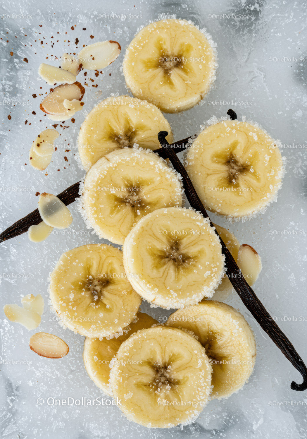 Plasterki banana z cukrem i wanilią na lodowatym tle