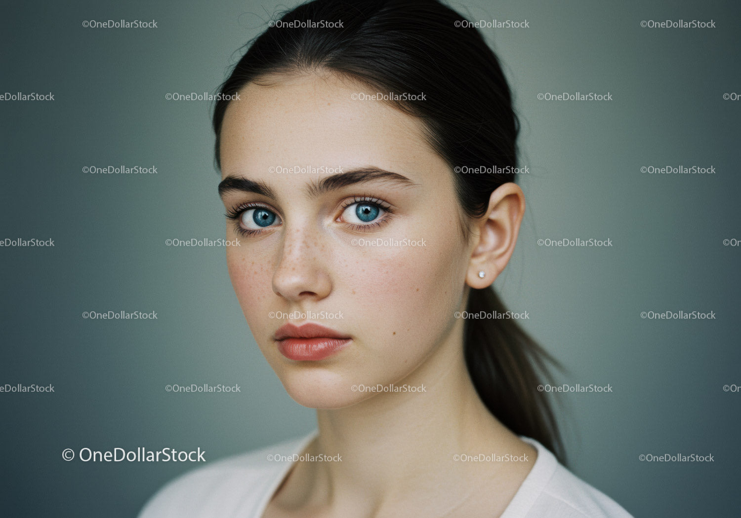 Portret młodej kobiety o jasnoniebieskich oczach i czystej skórze