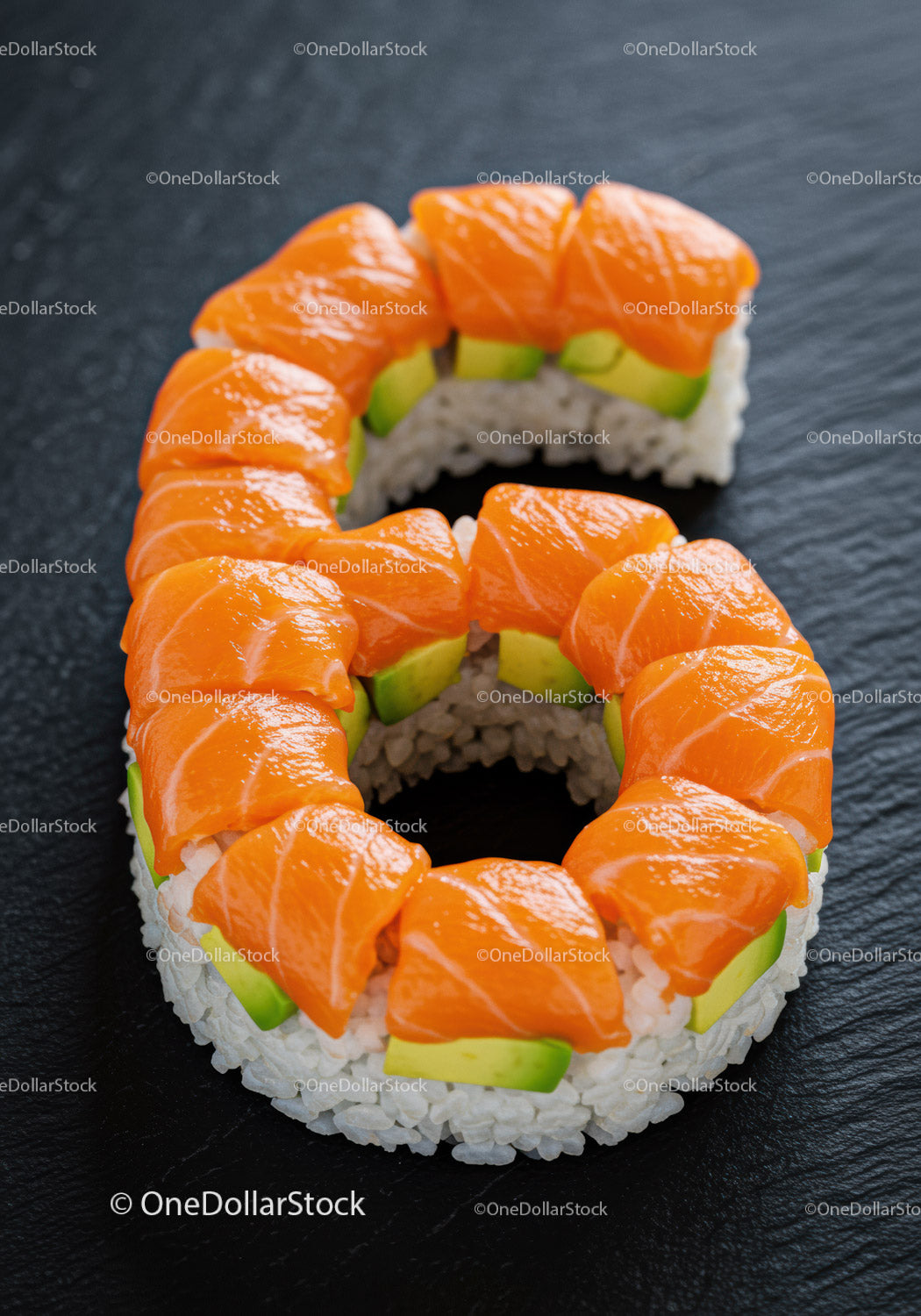 Sushi z łososiem i awokado w kształcie cyfry sześć na czarnym tle