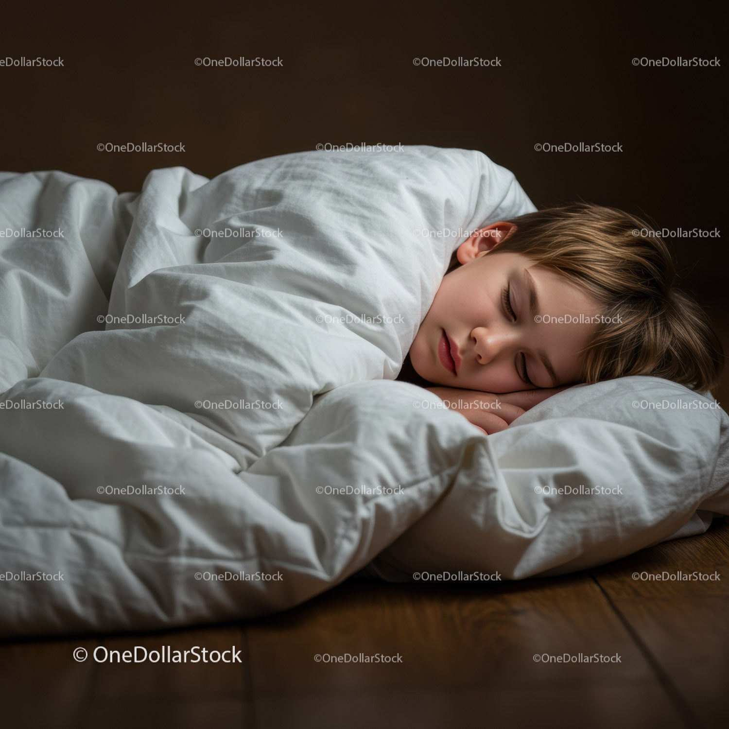 Spokojne dziecko śpi spokojnie, zawinięte w białą kołdrę