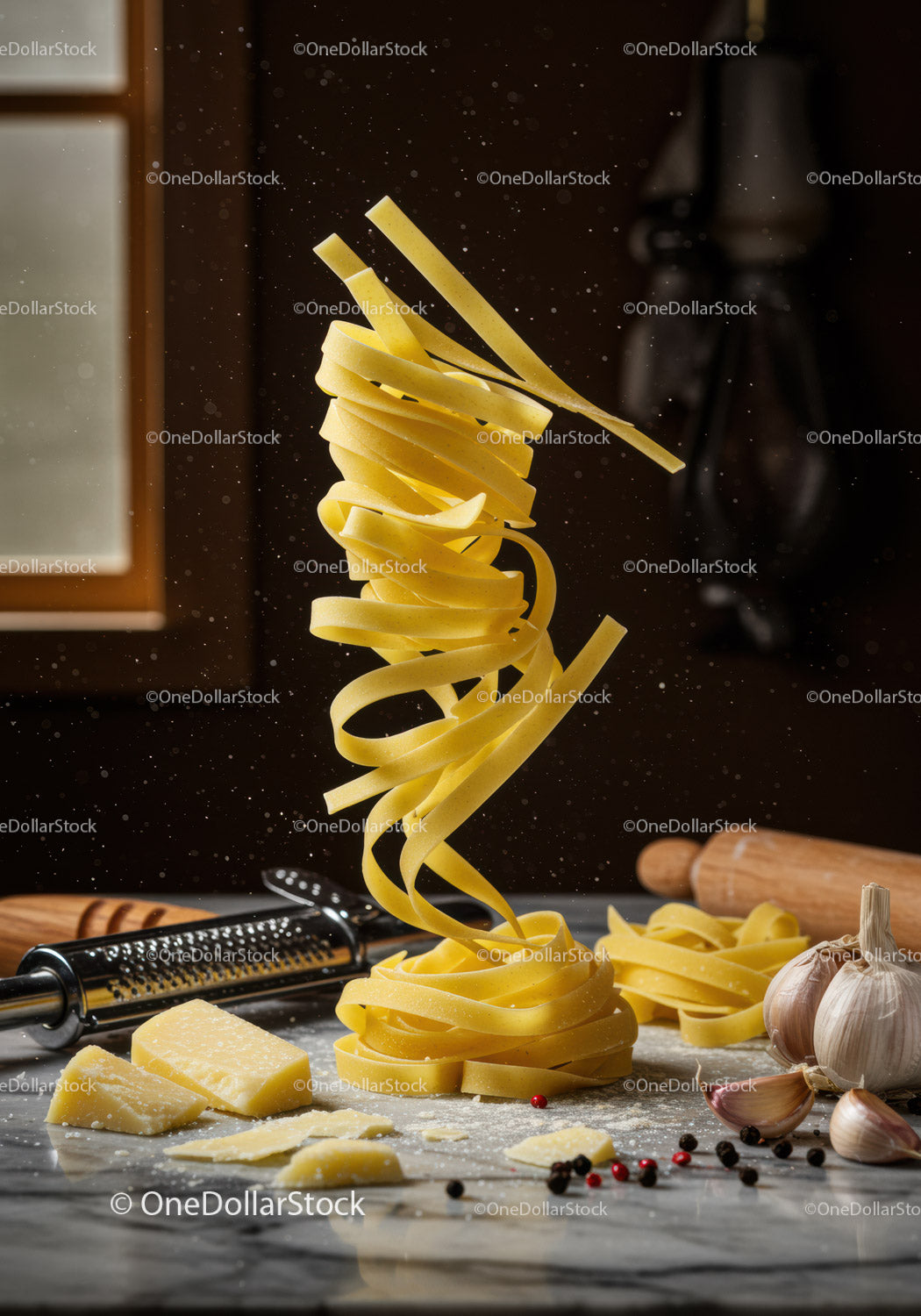 Świeży makaron tagliatelle z serem i czosnkiem na marmurze