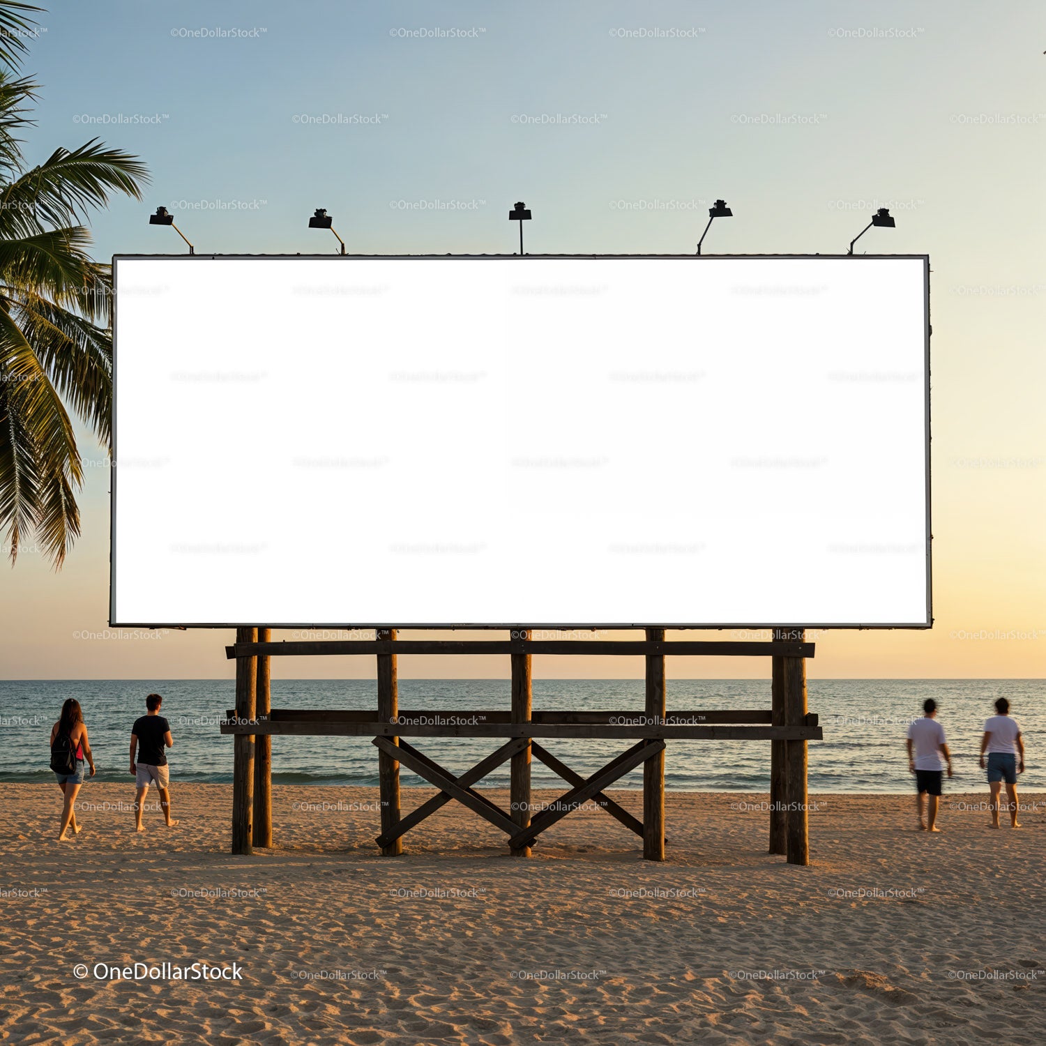 Pusty billboard na piaszczystej plaży o zachodzie słońca z palmą