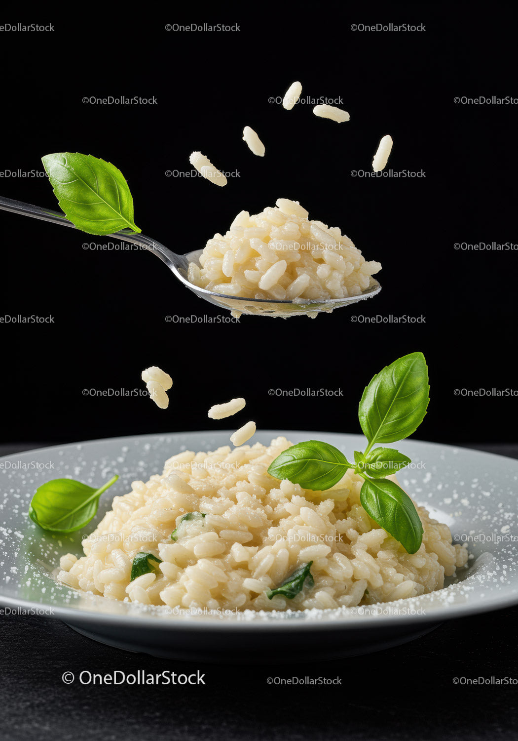 Kremowe risotto ze świeżymi liśćmi bazylii na talerzu