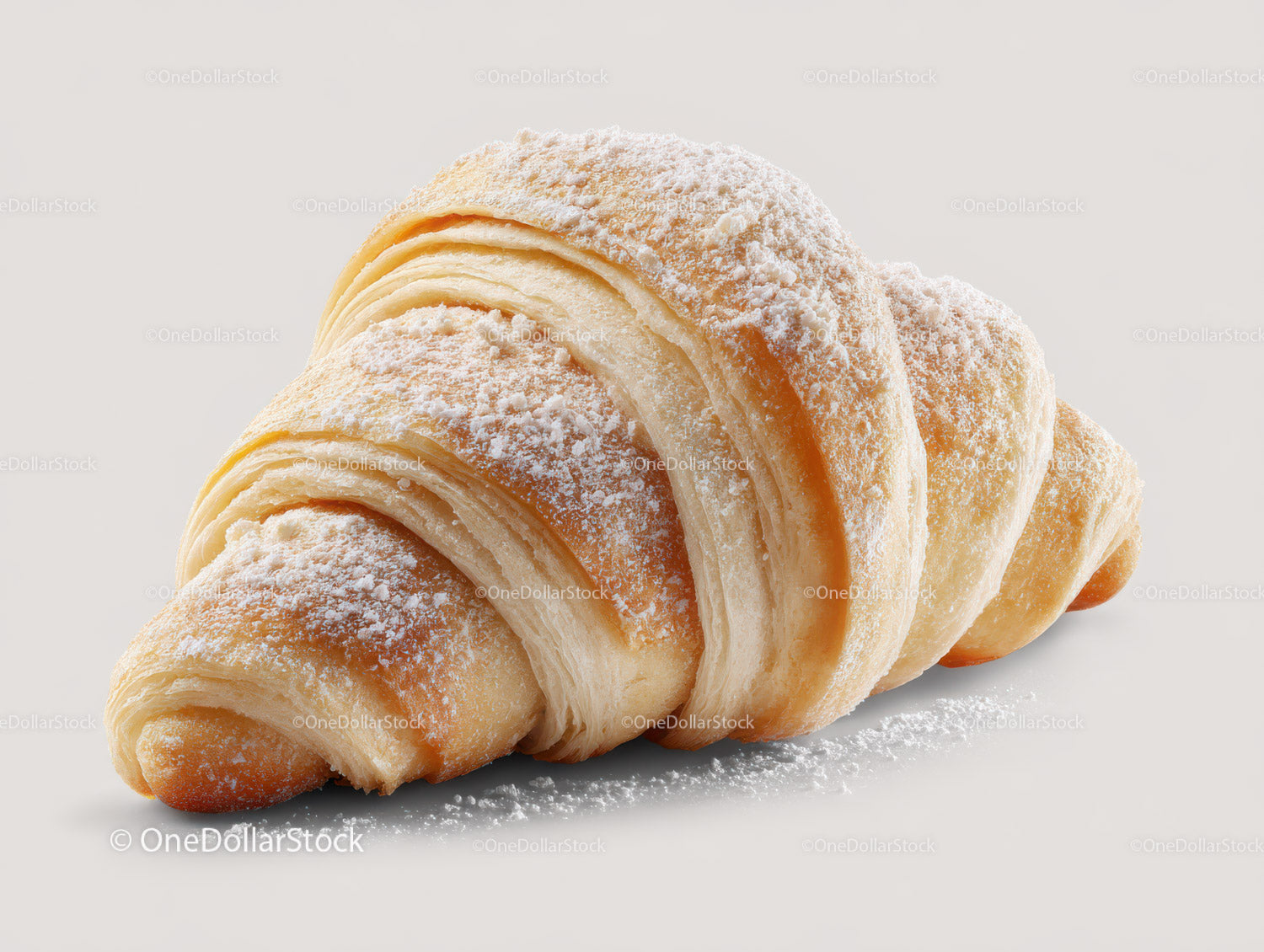 Świeży croissant z cukrem pudrem i delikatnymi warstwami