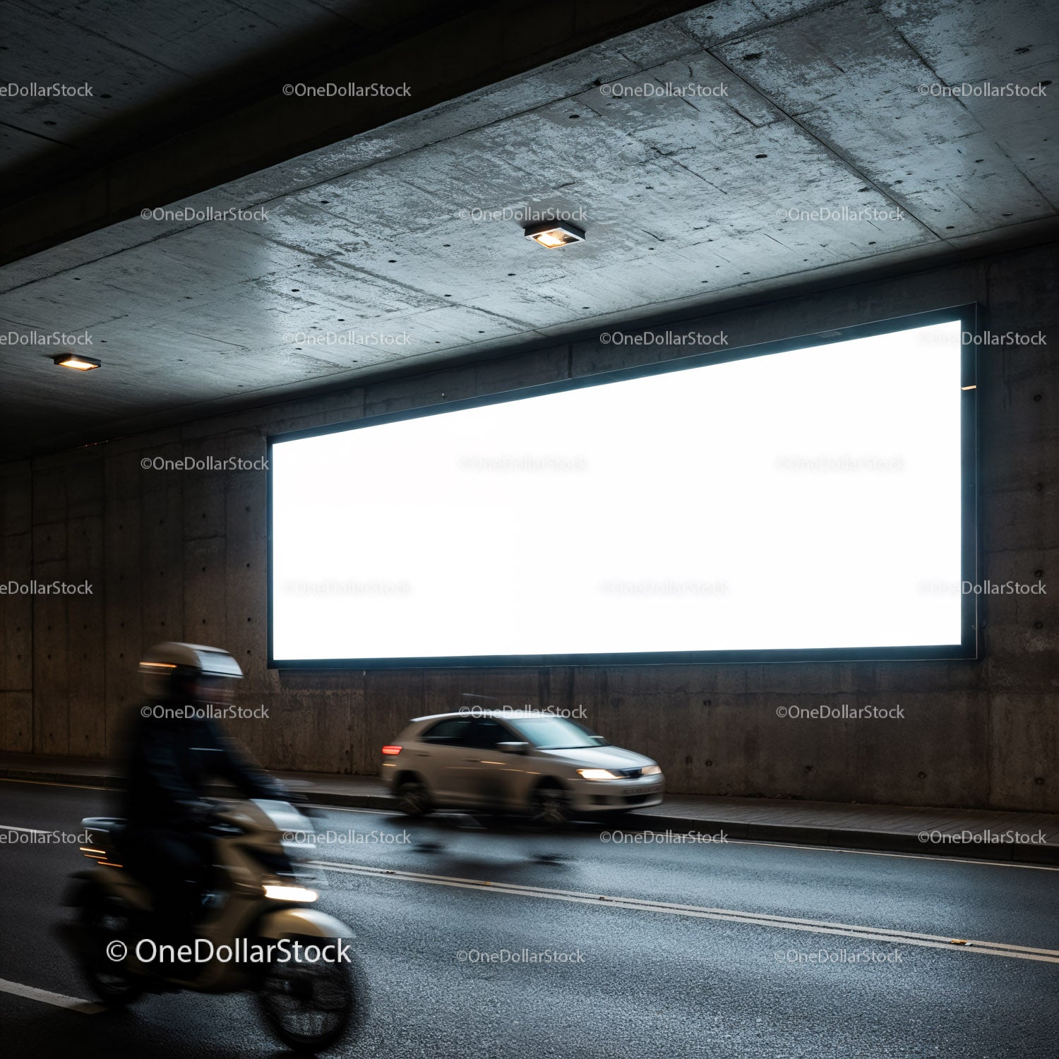 Rozmazany motocykl i samochód przejeżdżający przez tunel drogowy z billboardem