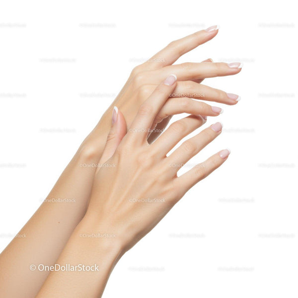 Eleganckie kobiece dłonie z klasycznym francuskim manicure