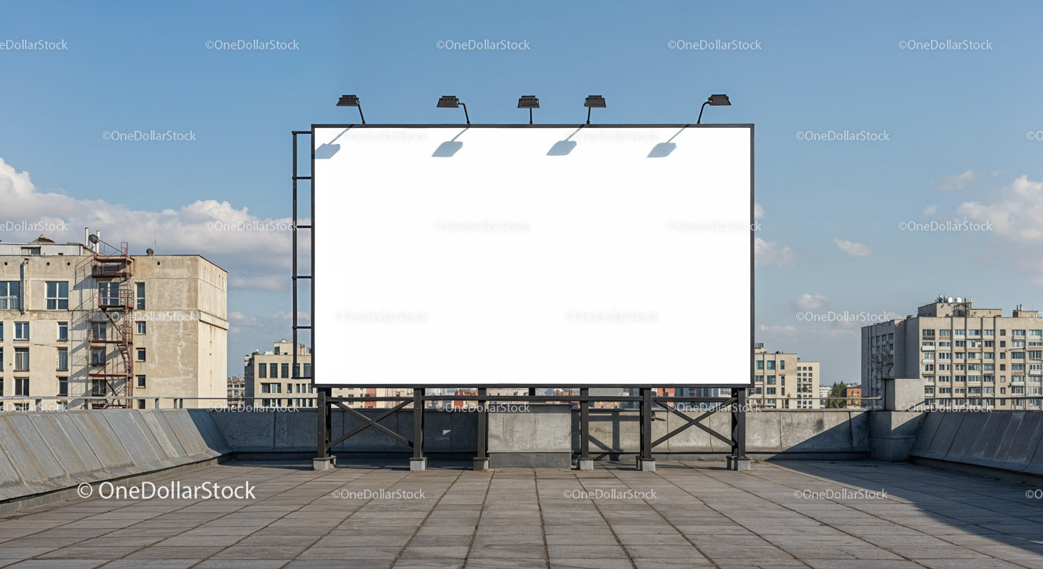Pusty billboard na dachu miejskim przy czystym niebie