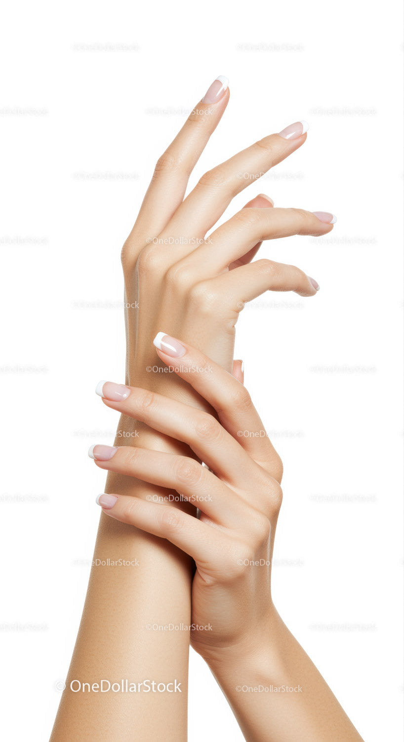 Eleganckie kobiece dłonie z klasycznym francuskim manicure