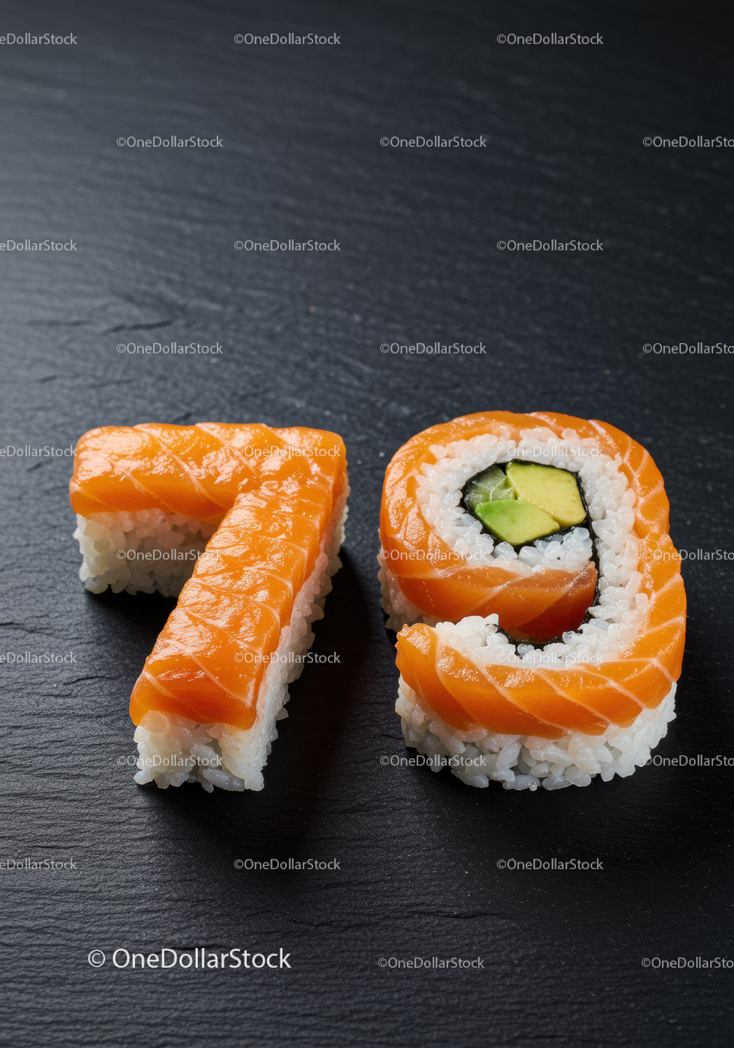 Kreatywne sushi w kształcie liczby siedemdziesiąt dziewięć na czarnym łupku