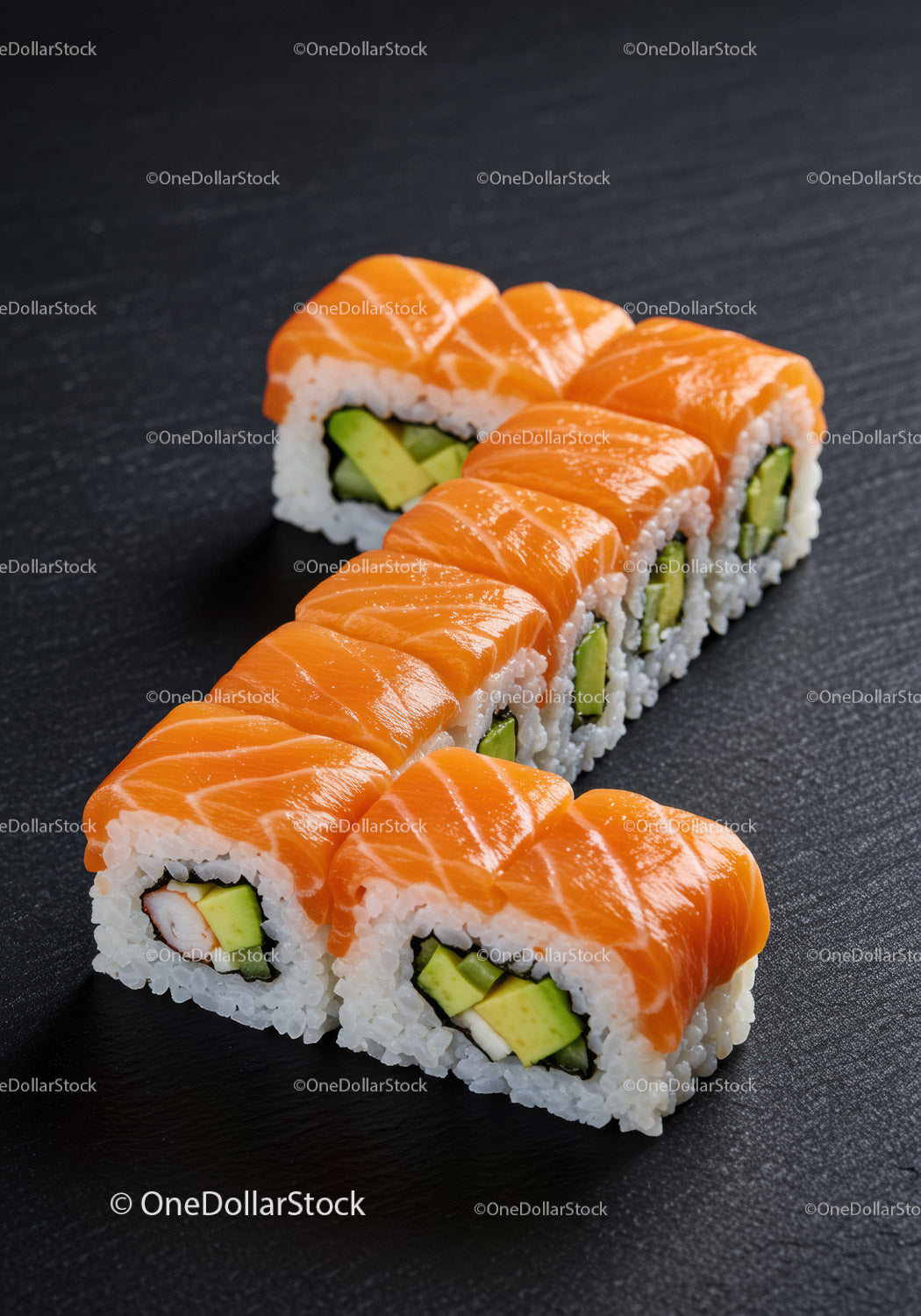Świeże rolki sushi z łososiem, awokado i krabem