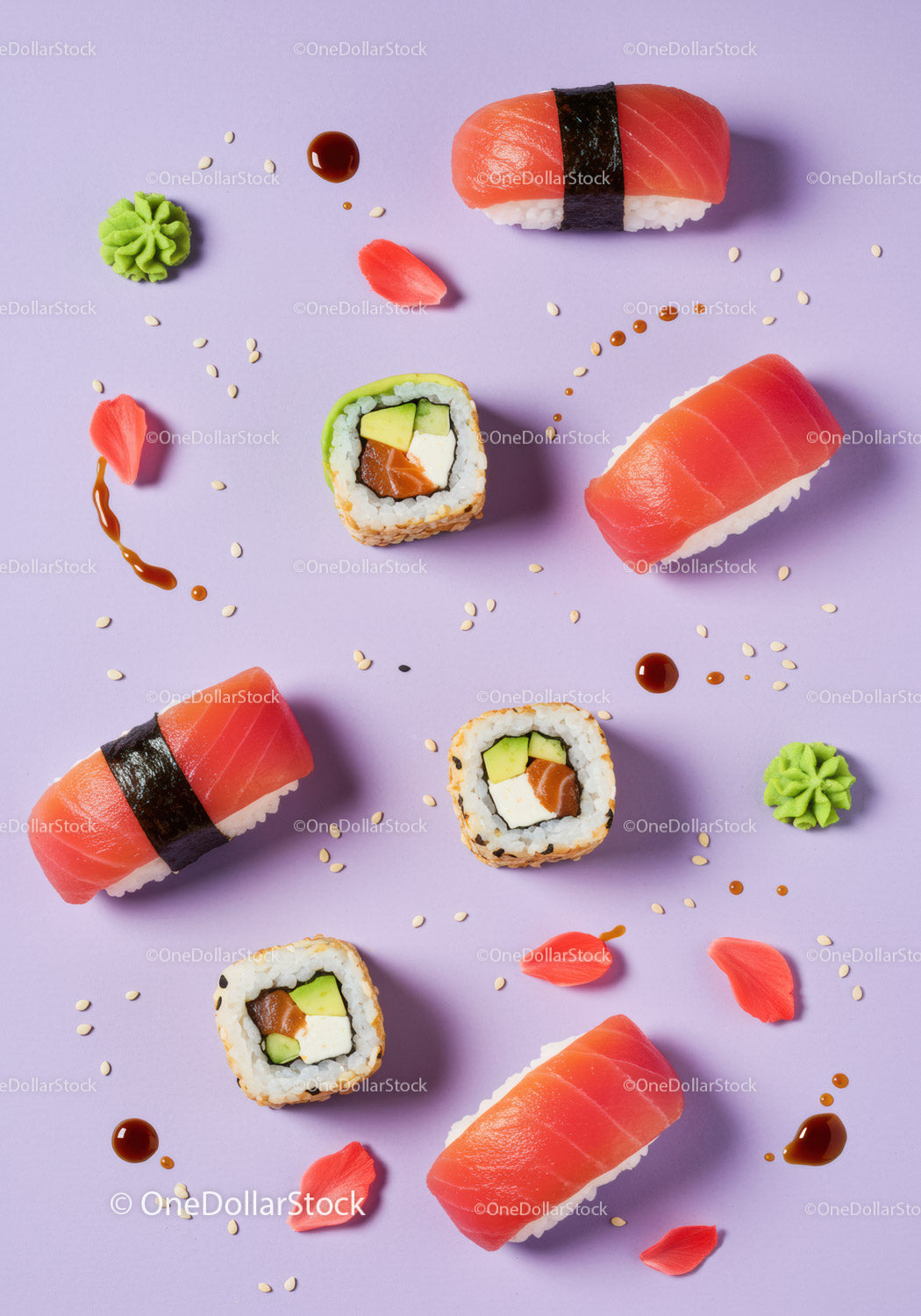 Różnorodne świeże sushi z kroplami wasabi i sosu sojowego