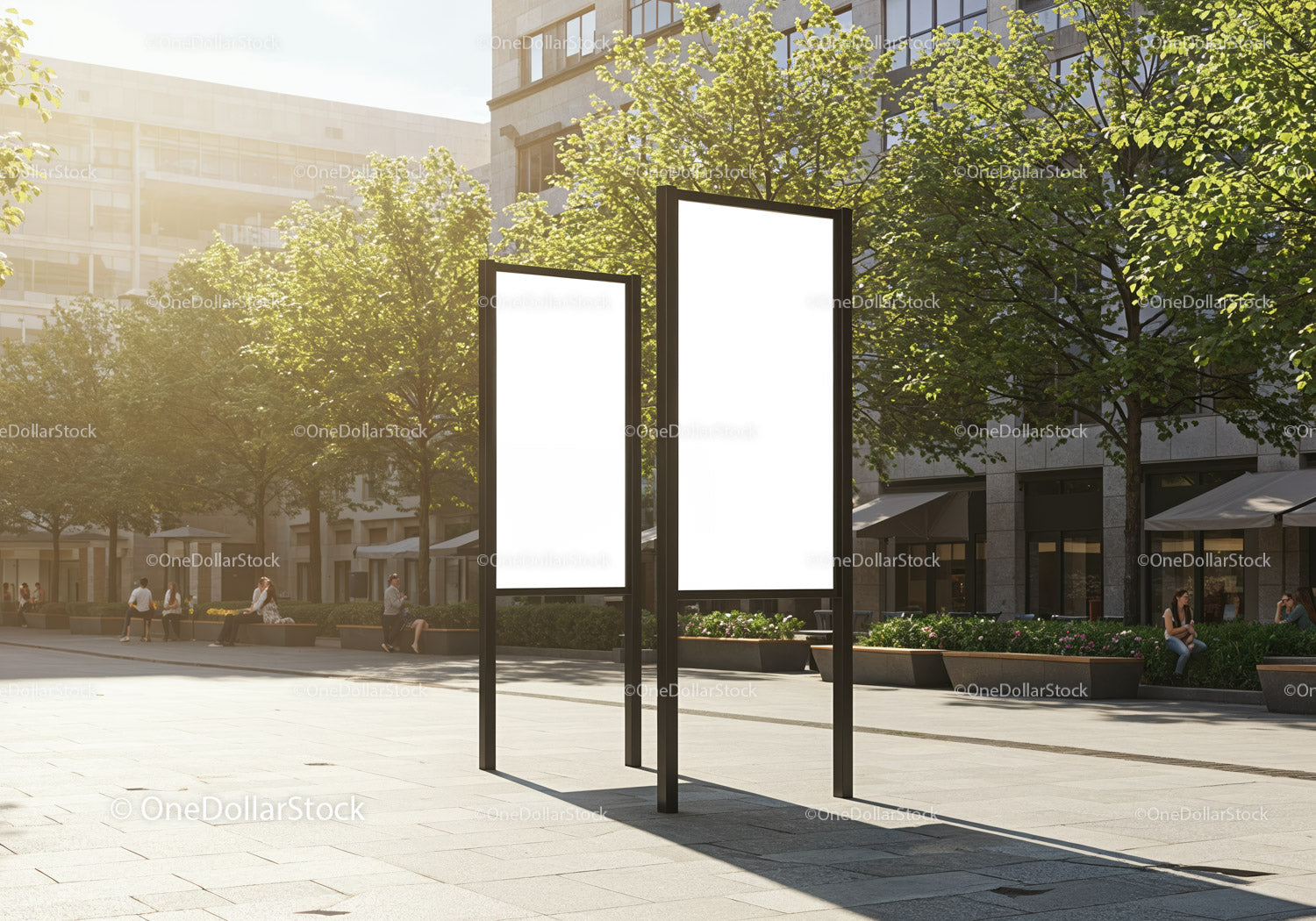 Miejskie, zewnętrzne, puste tablice reklamowe w porannym świetle słonecznym