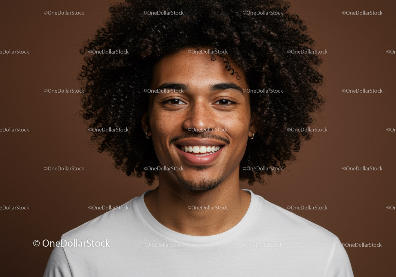 Szczęśliwy młody mężczyzna z włosami afro i ciepłym uśmiechem