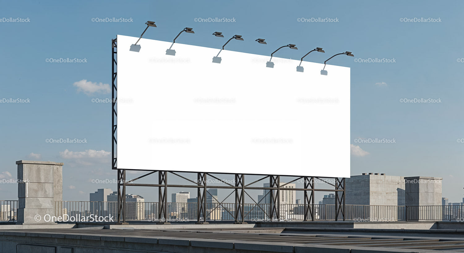Pusty billboard na dachu na tle wyraźnej panoramy miasta