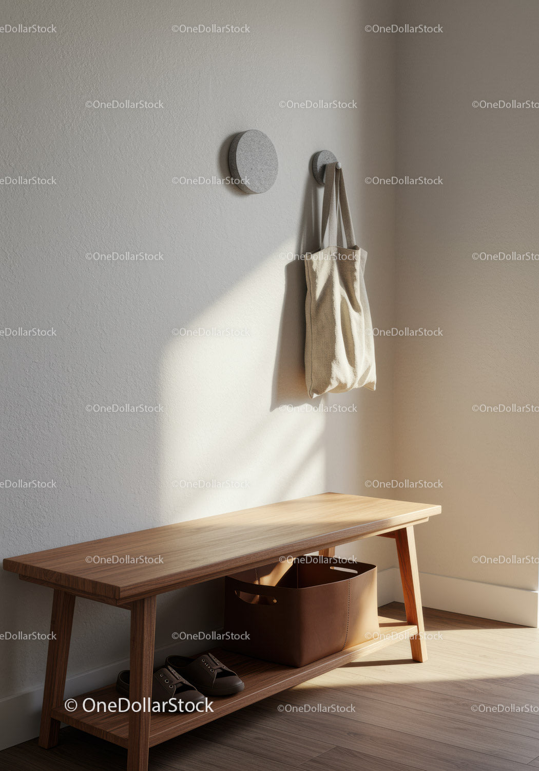 Prosta drewniana ławka z beżową torbą i wieszakami ściennymi w minimalistycznym domu