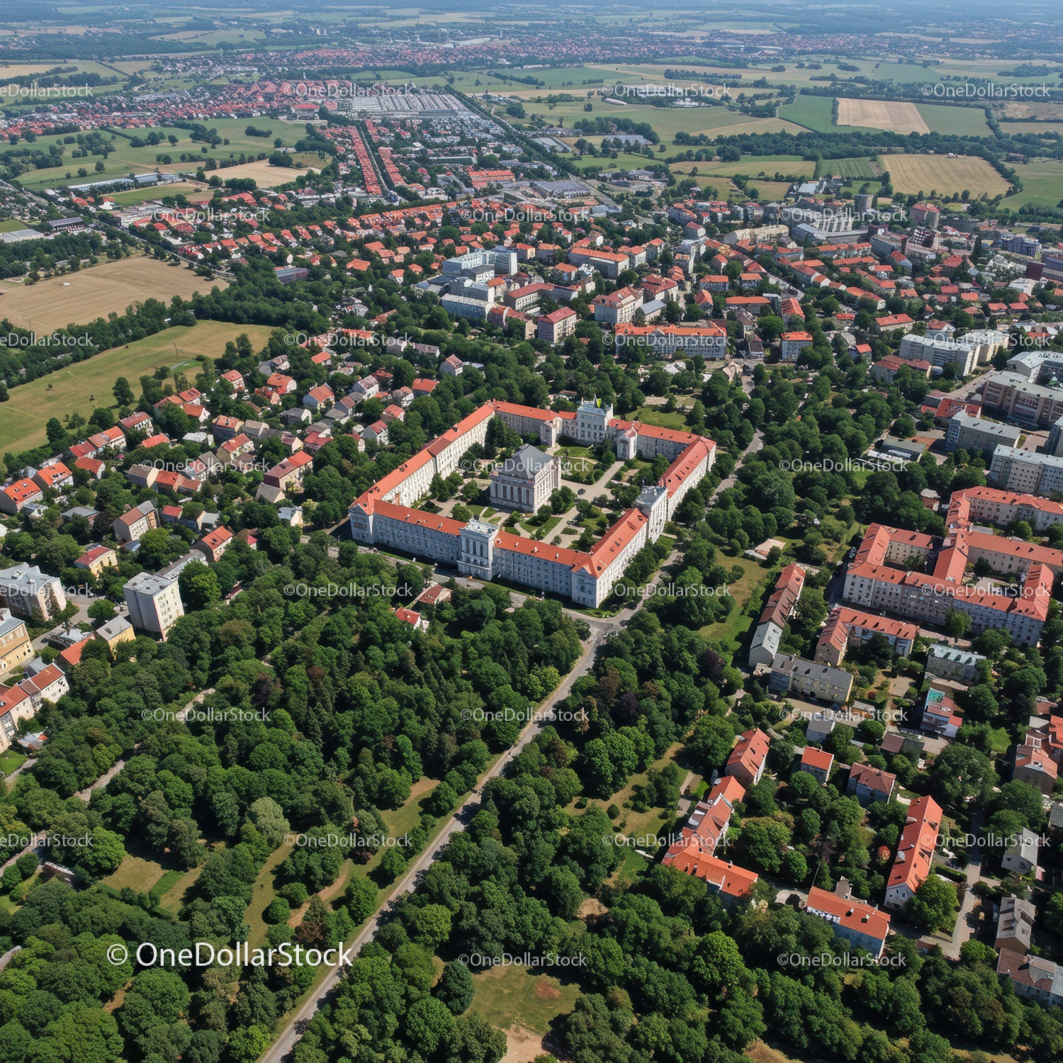 Widok z lotu ptaka na zabytkowy kampus uniwersytecki otoczony zielenią