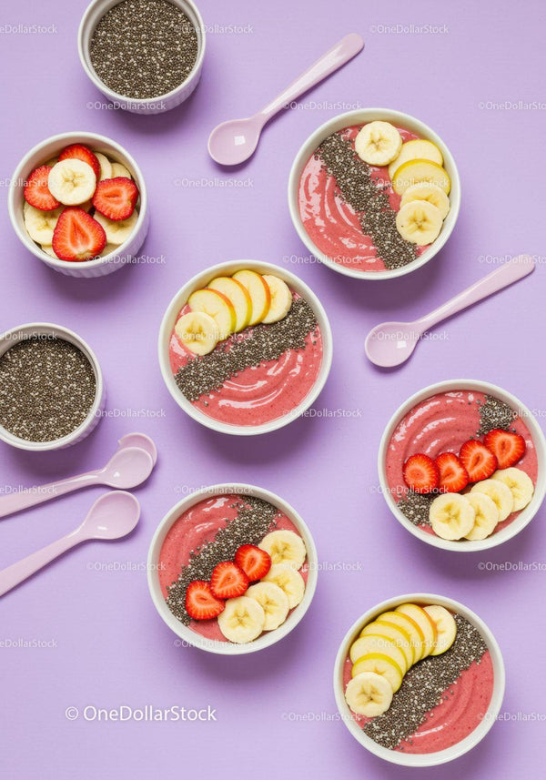 Smoothie bowl z świeżymi owocami i nasionami chia na fioletowym tle