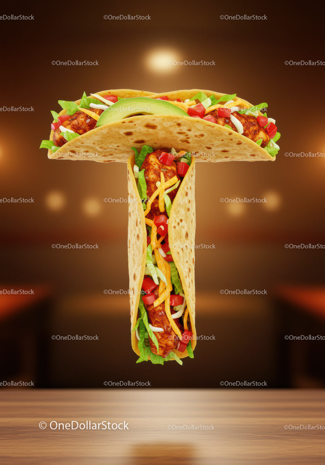 Dwa tacos z kurczakiem tworzące literę T na drewnianym stole