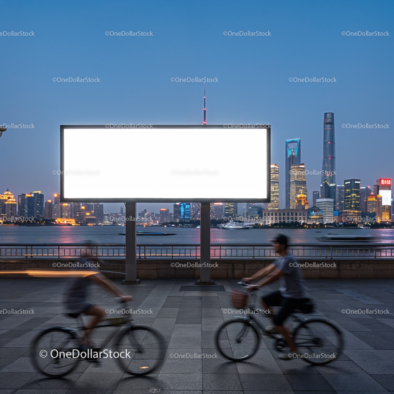 Wieczorny krajobraz miejski z pustym billboardem i rowerzystami