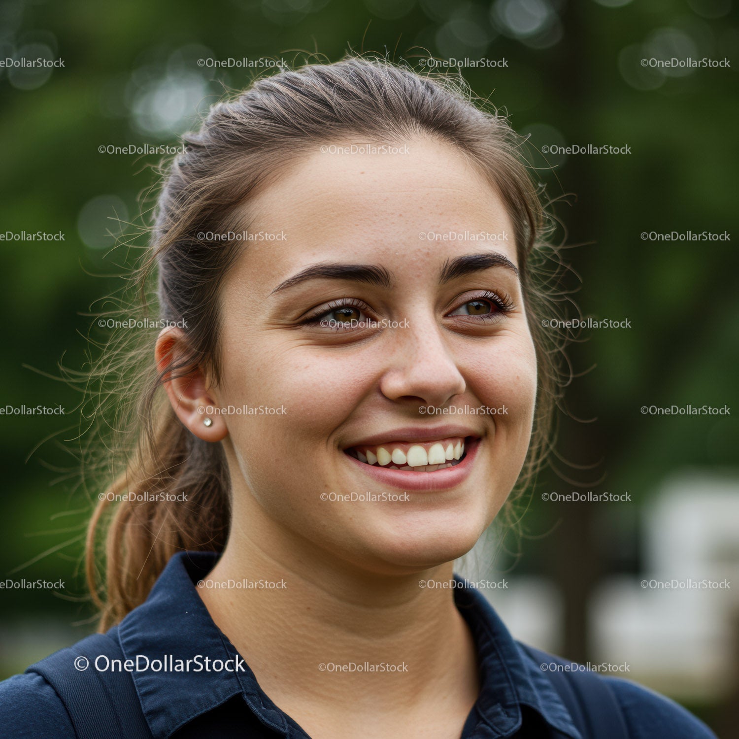 Portret uśmiechniętej młodej kobiety na zewnątrz, w świetle naturalnym