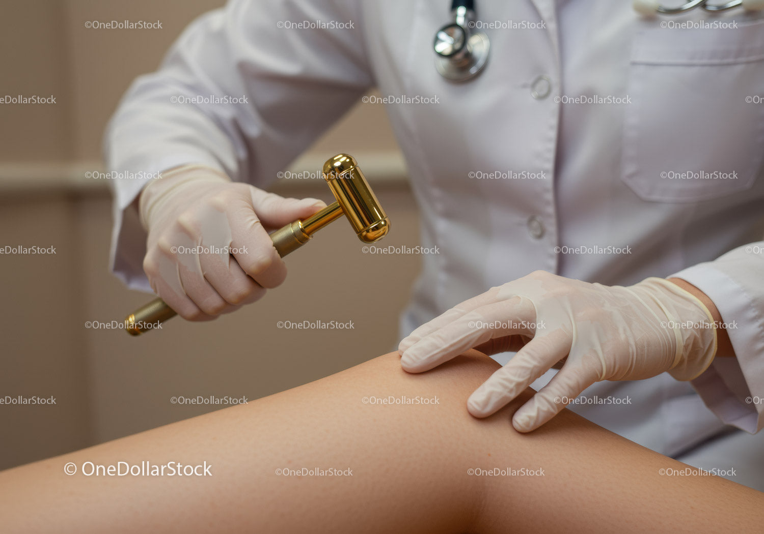 Lekarz używający młotka neurologicznego podczas badania lekarskiego