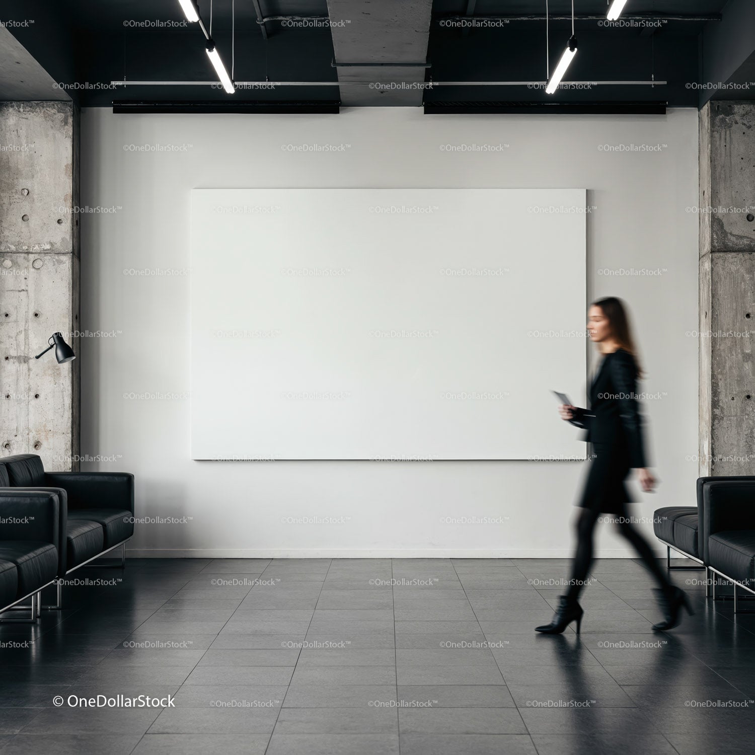 Rozmazana bizneswoman spacerująca po nowoczesnym lobby biurowym