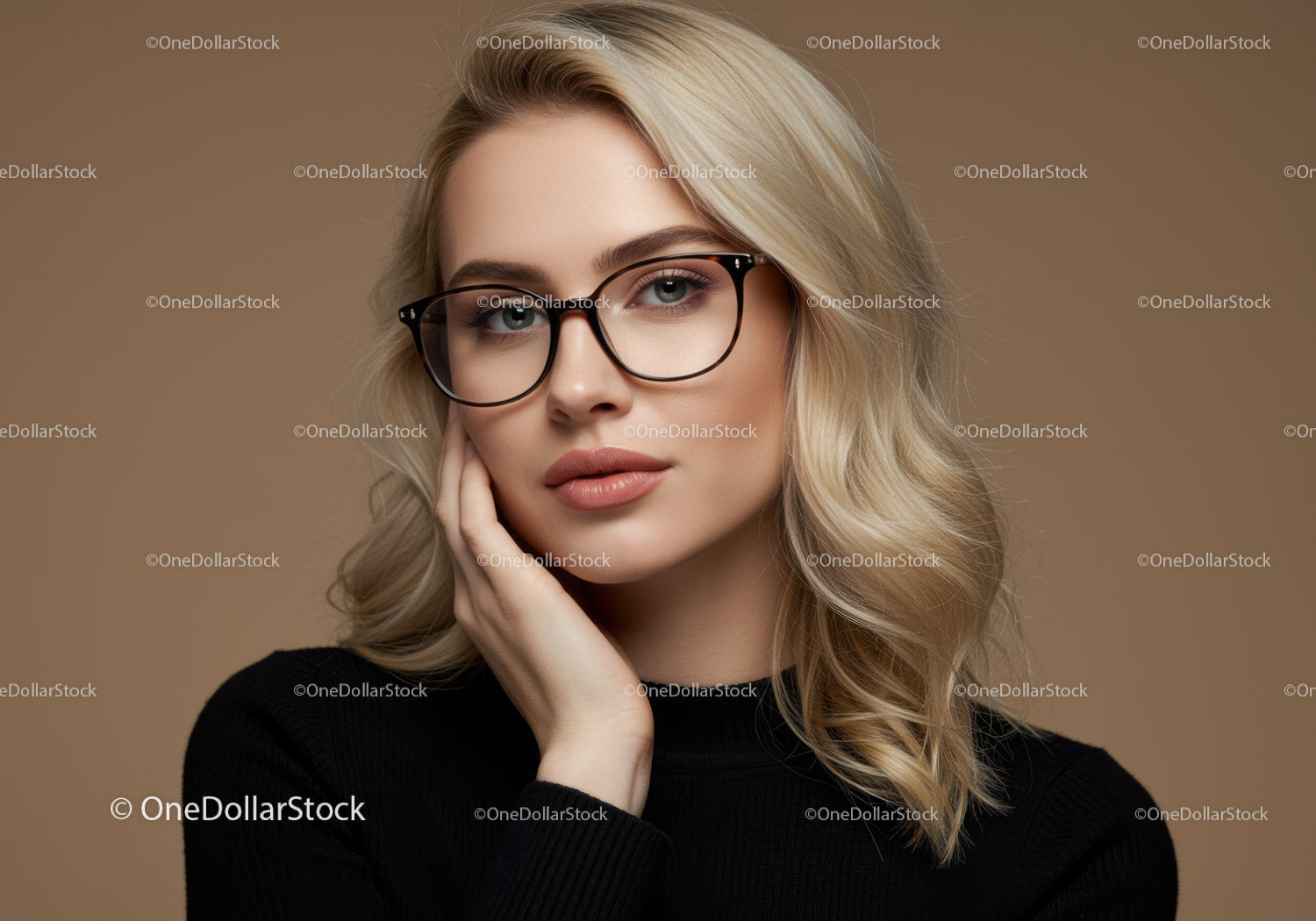 Stylowa kobieta z blond włosami i czarnymi okularami Portret
