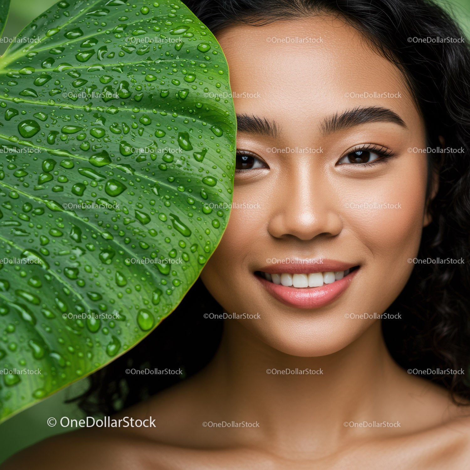 Portret uśmiechniętej kobiety z dużym zielonym liściem w naturalnym otoczeniu