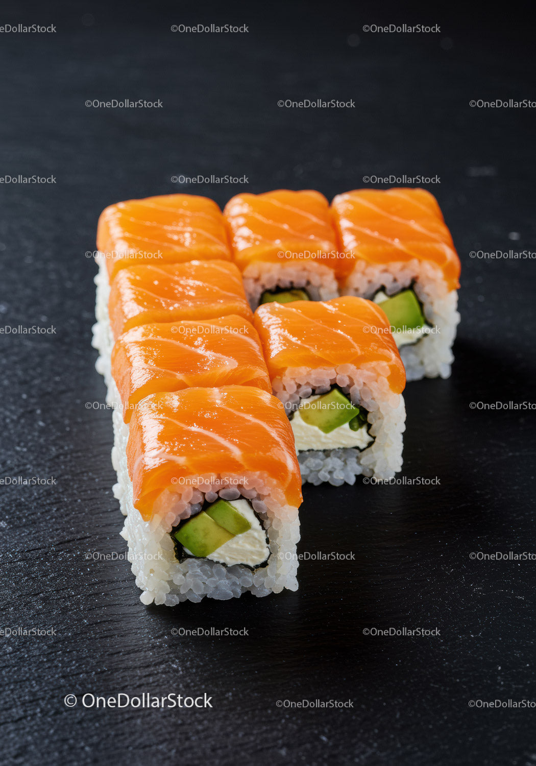 Świeże rolki sushi z łososiem, awokado i serkiem śmietankowym