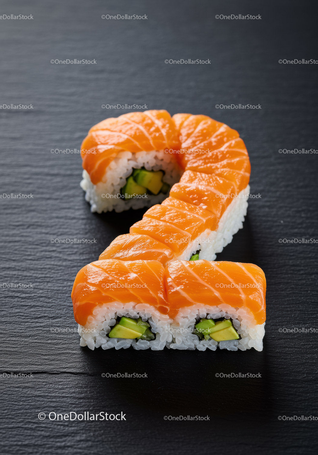 Świeże rolki sushi z łososiem w kształcie znaku zapytania