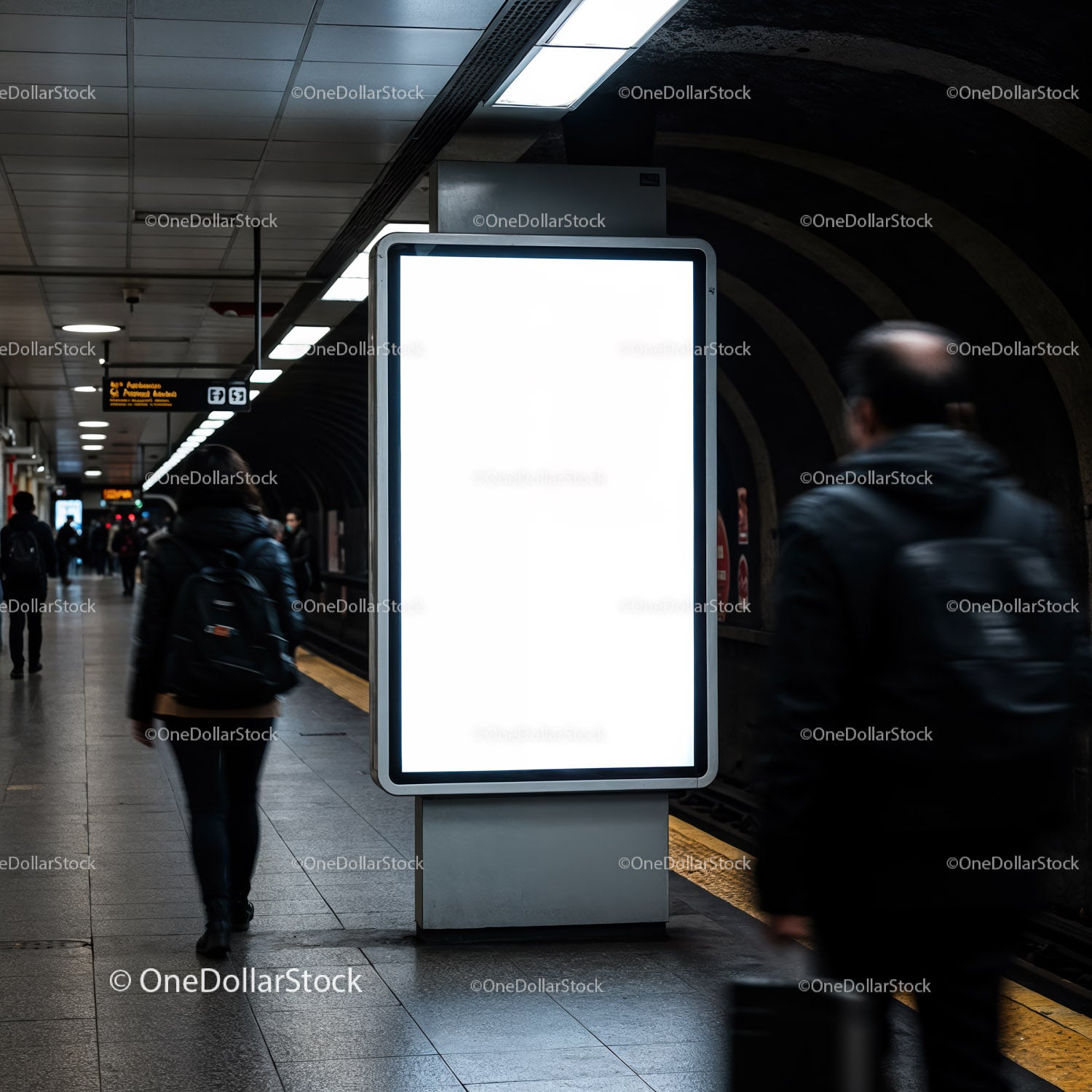 Pusta, oświetlona tablica reklamowa na ruchliwej stacji metra