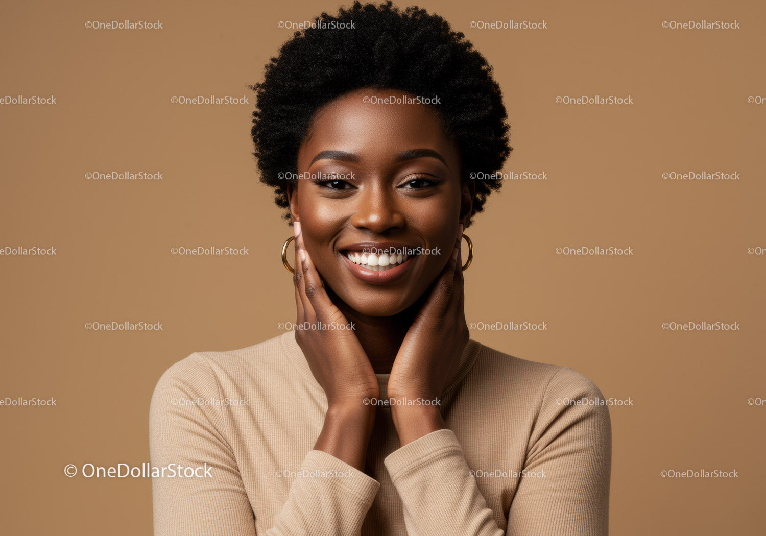 Piękna czarna kobieta z fryzurą afro, uśmiechnięty portret