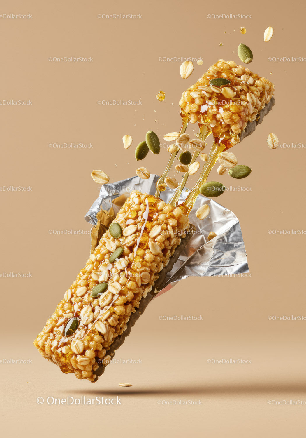 Chrupiący batonik granola z miodem i ziarnami w ruchu