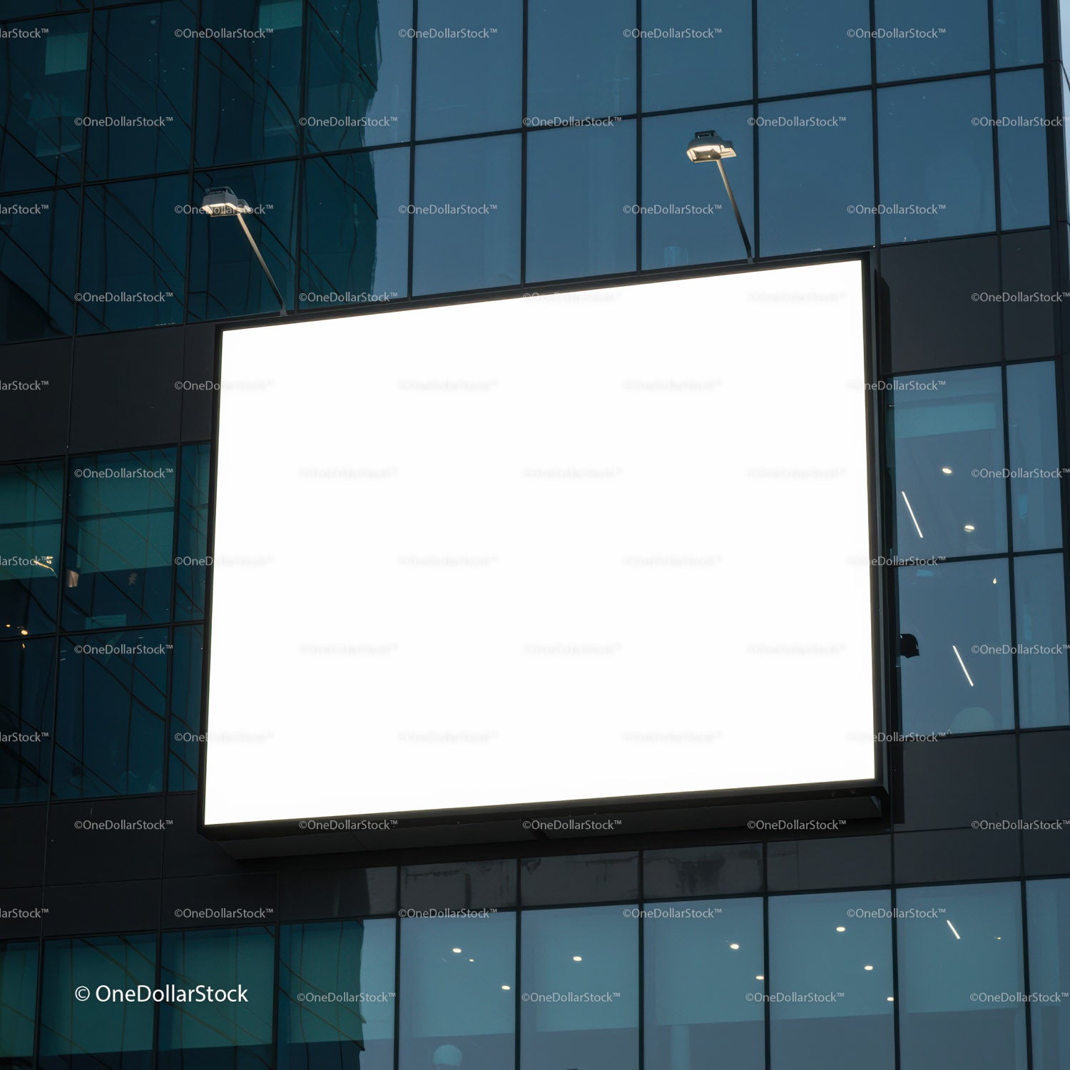 Pusty, podświetlany billboard na nowoczesnej szklanej fasadzie budynku