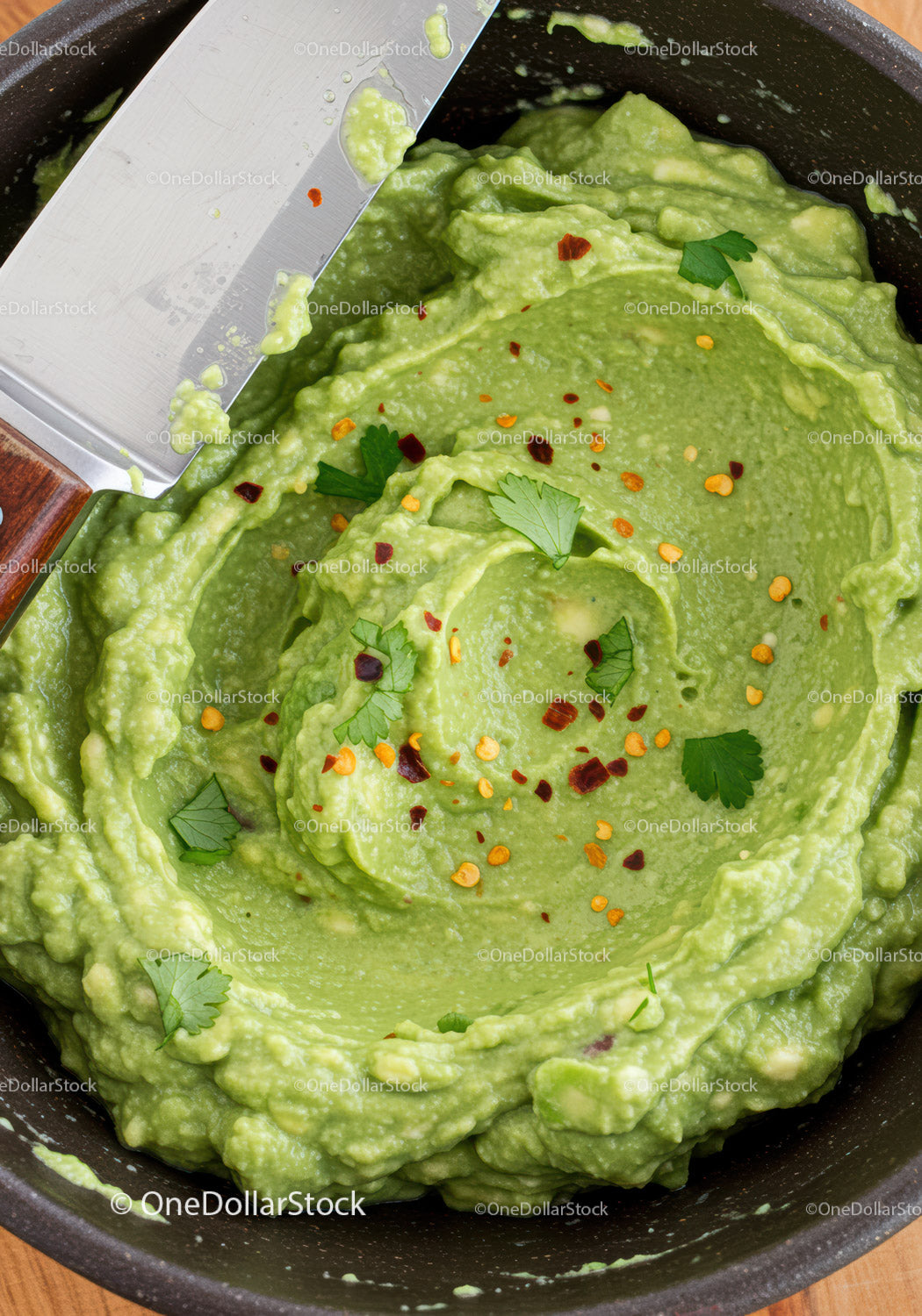 Świeże, domowe guacamole z płatkami chili i kolendrą