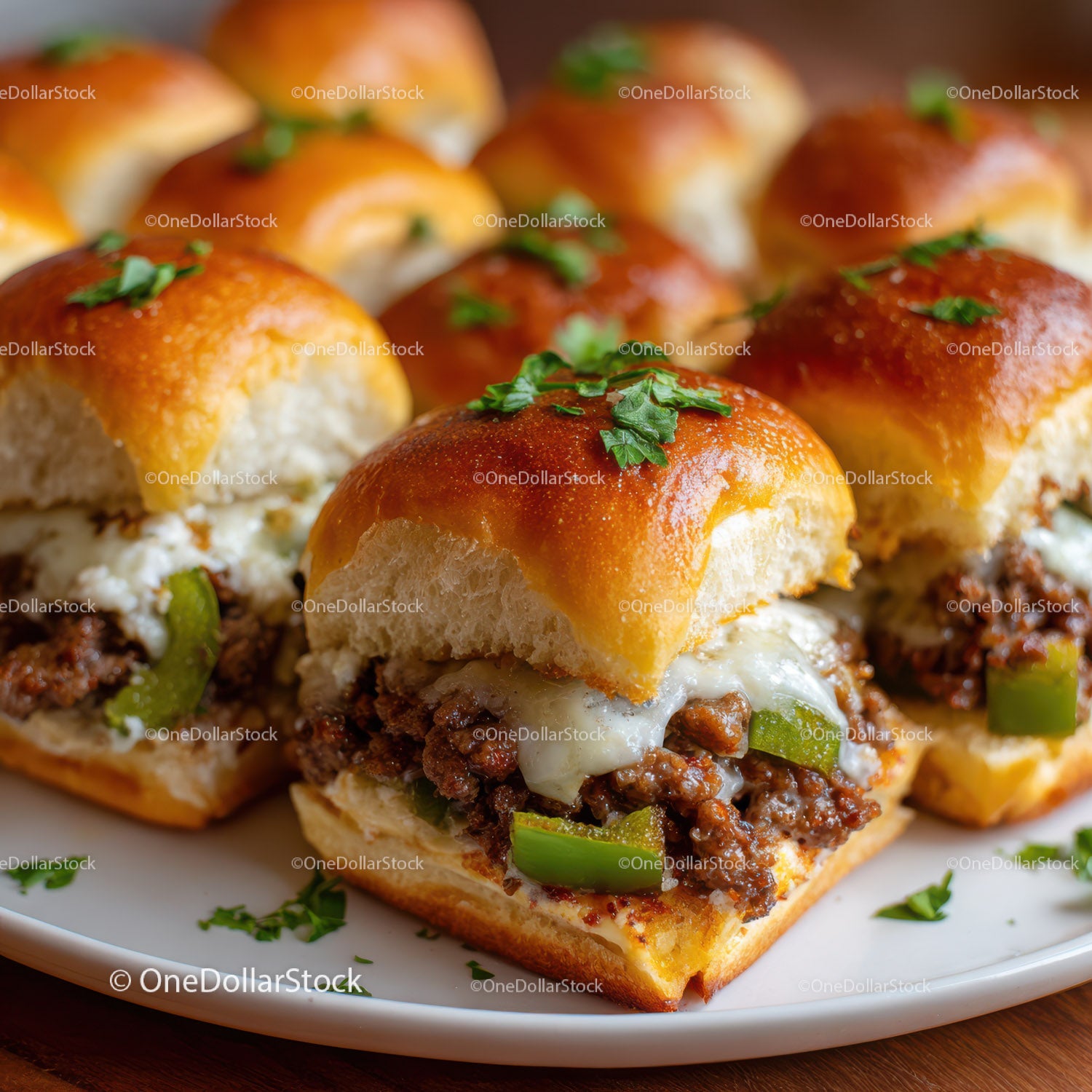 Soczyste wołowe mini burgery z roztopionym serem i świeżymi ziołami