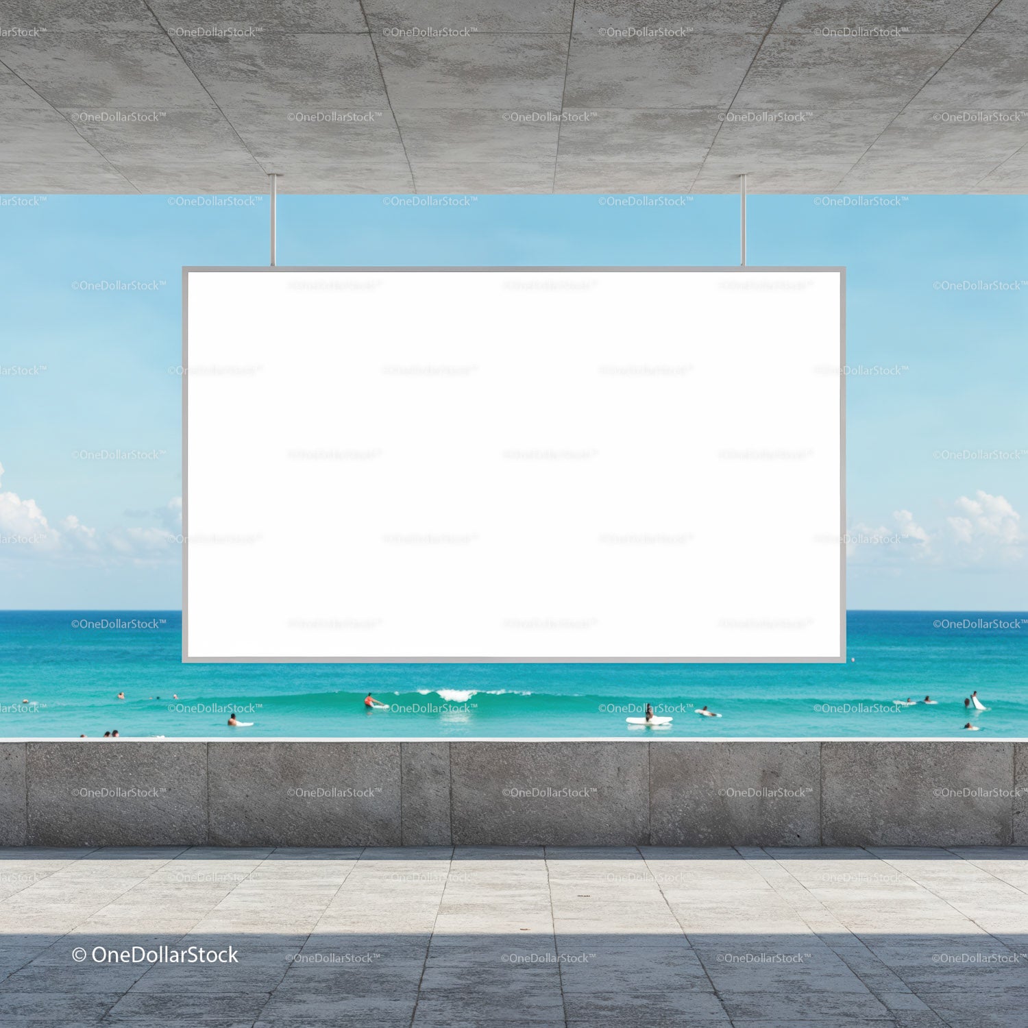 Pusty billboard z widokiem na ruchliwą plażę surferów