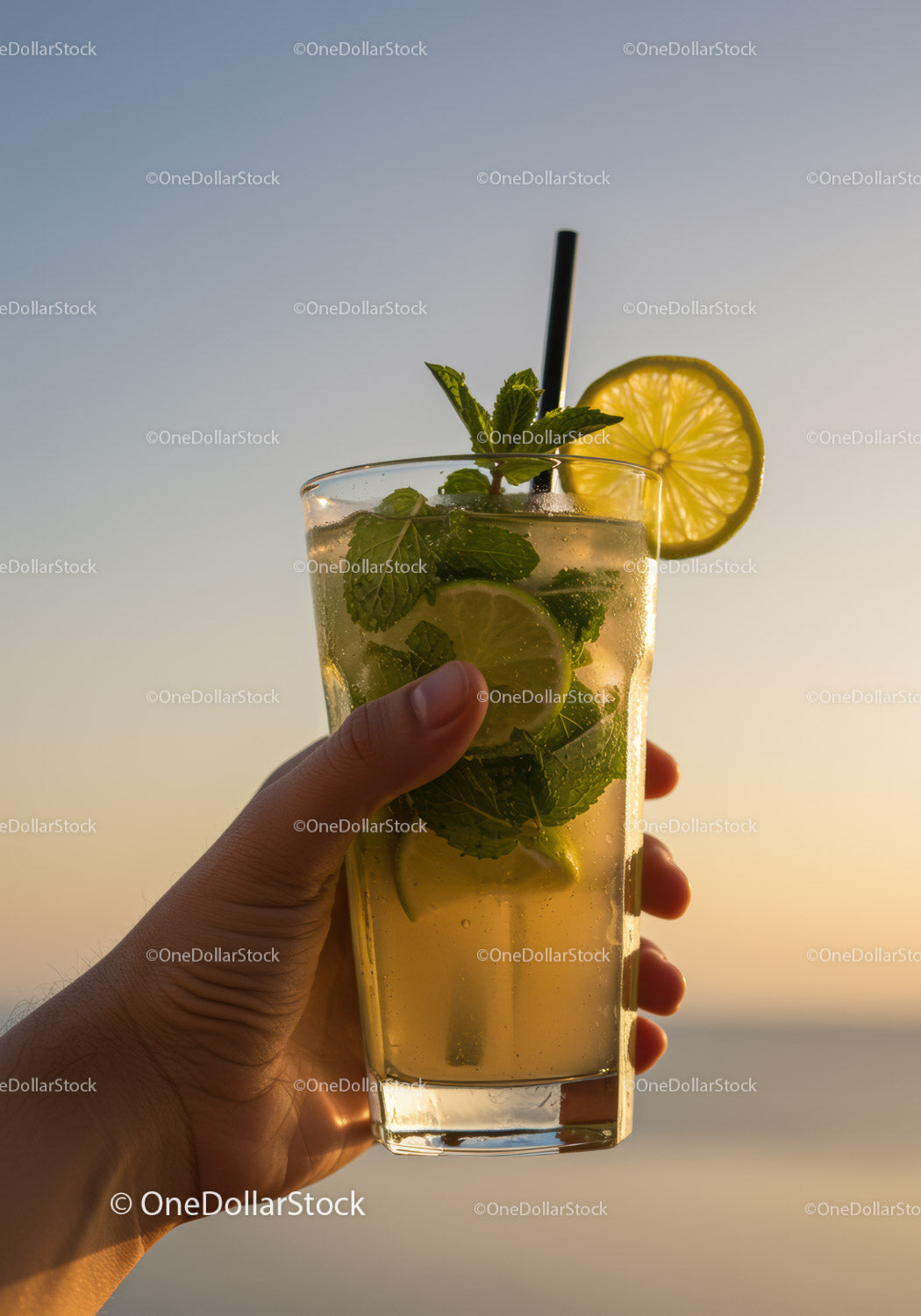 Orzeźwiający koktajl Mojito podawany na tle zachodzącego słońca