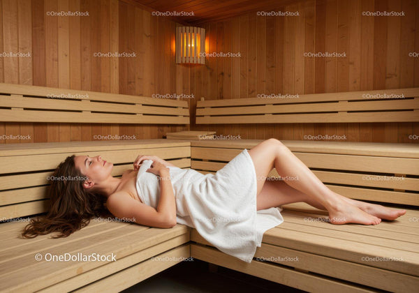 Zrelaksowana kobieta leżąca na drewnianej ławce w saunie spa