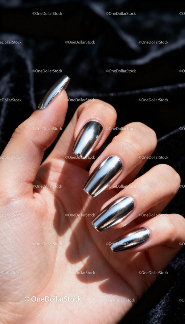 Dłoń z metalicznymi srebrnymi paznokciami chrome w naturalnym świetle