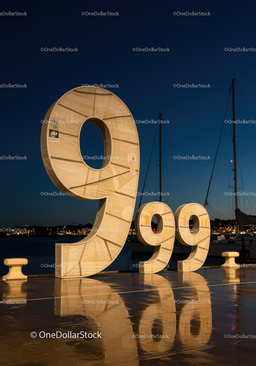 Duża, oświetlona rzeźba 999 przy marinie nocą